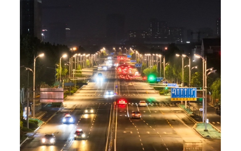 濟南工業(yè)南路LED路燈升級改造完成